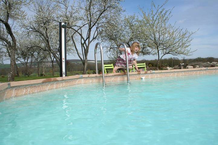 Gîte pour 8 personnes, avec jardin à Bocal (récipient)