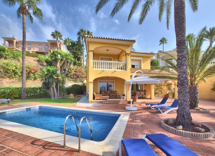 Villa for 6 people, with Balcony and Terrace as well as Garden and View in Mijas