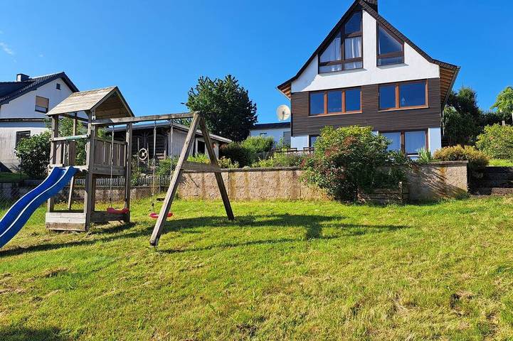 Ferienhaus für 8 Personen, mit Terrasse und Garten in Schalkenmehren