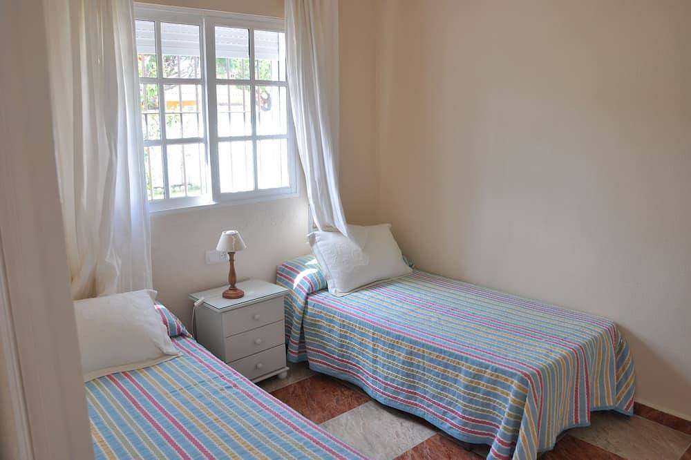 Beautiful two bedrooms holiday villa fully self contained with private swimming in Sancti Petri, Chiclana de la Frontera