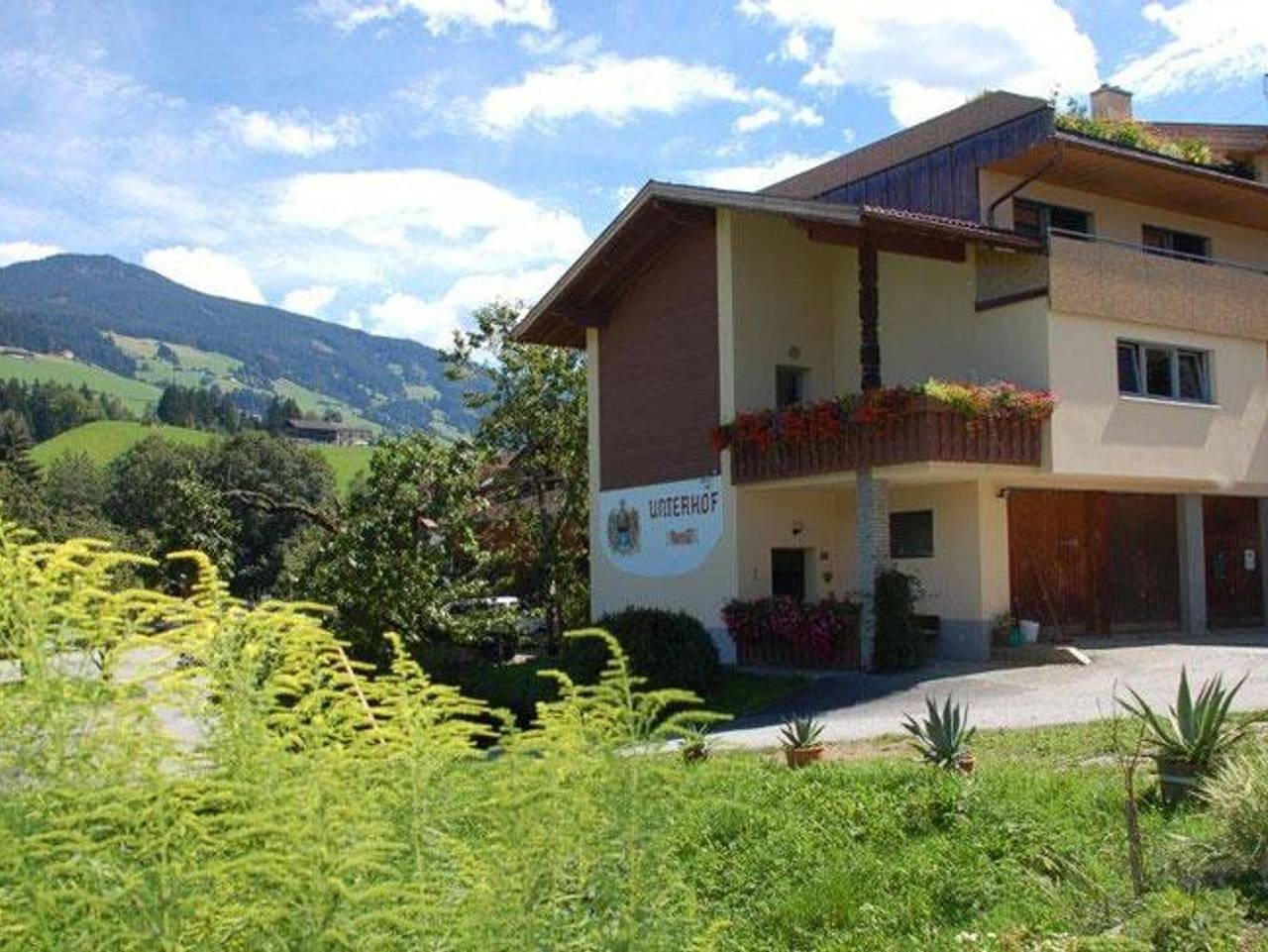 Ganze Ferienwohnung, Pension Unterhof - Zimmer Rote Wand in Tuxer Alpen, Kolsassberg