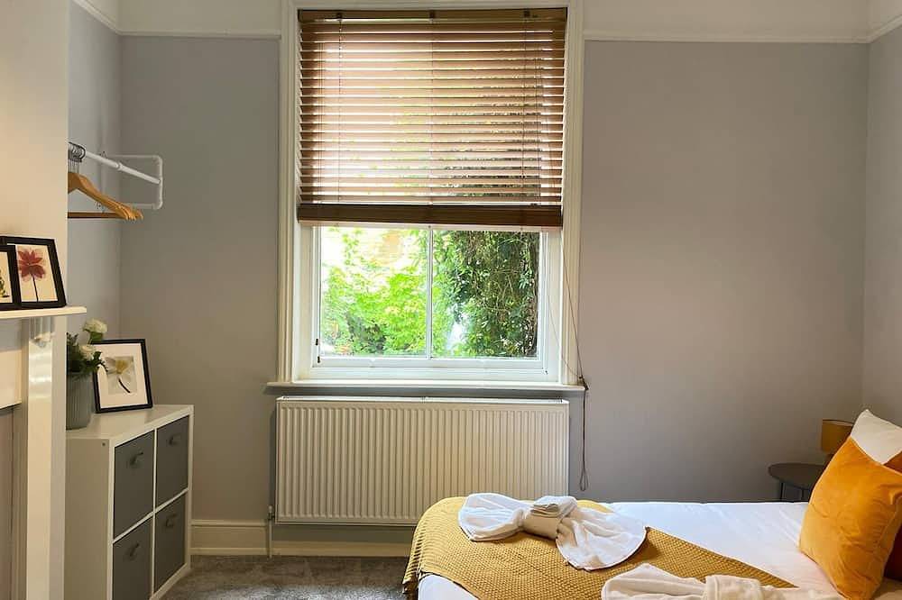 Spacious Victorian for 10 across Royal Infirmary in Leicester, Heart of England