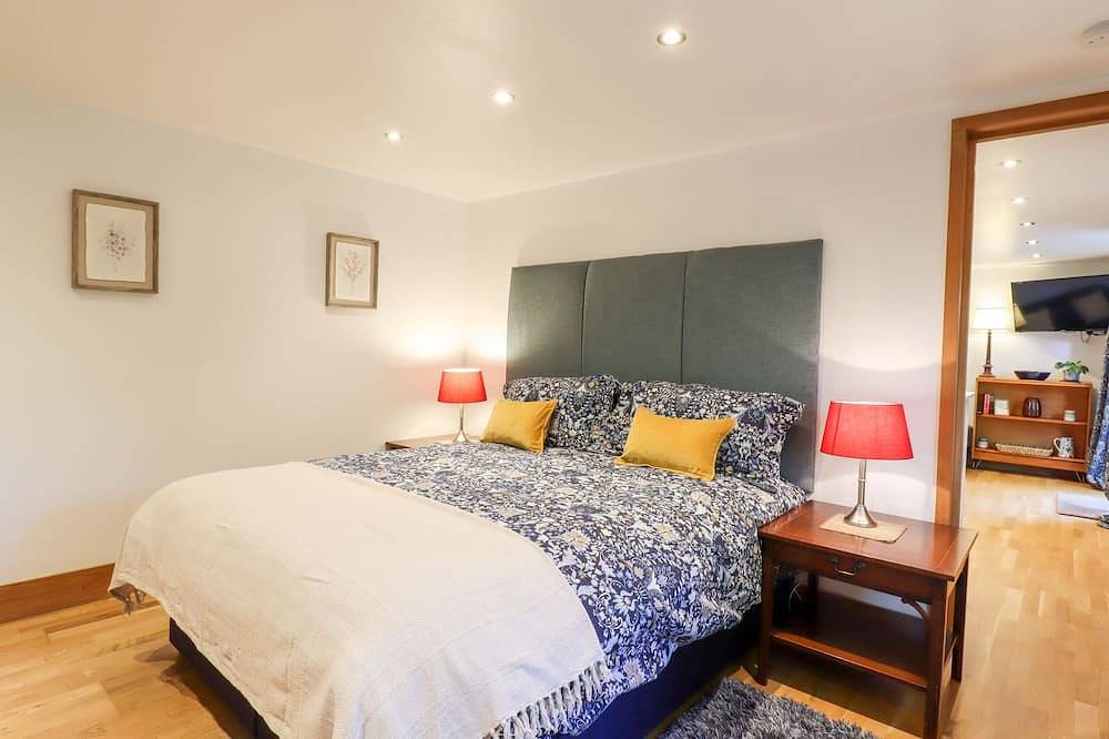 Willow Cottage, romantic, with pool in Dartford in Sutton-at-Hone and Hawley, Dartford
