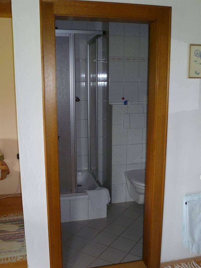 Entire vacation apartment, Doppelzimmer mit Dusche/Wc, Tv, Wireless, Terrasse in Kössen, Kaiserwinkl