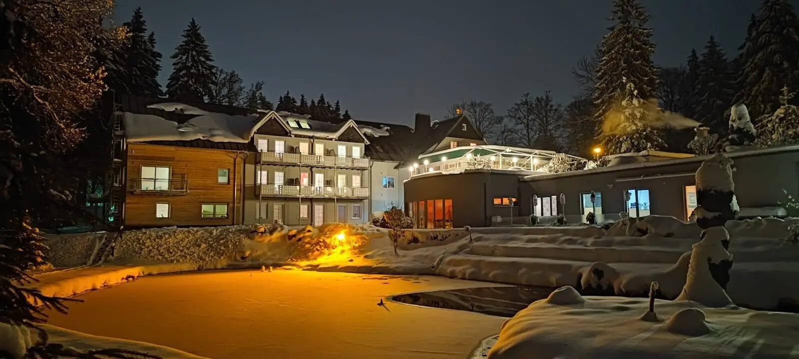 Apartment im Hotel 'Pensionszimmer 24 qm mit Balkon' mit Gemeinschaftsgarten, Balkon & Wlan in Schmiedefeld am Rennsteig, Rennsteig