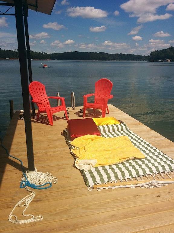 Gehobenes Haus mit ebenem Weg zur Bucht, atemberaubender Aussicht und trockenem, tiefem Wasser in Lake Lanier