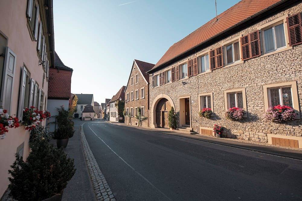 Ferienhaus Maison Eveline 104qm mit Sauna und Jacuzzi in Sommerach, Fränkisches Weinland