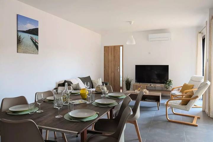 Gîte pour 8 personnes, avec terrasse dans Lac de Paladru - 2
