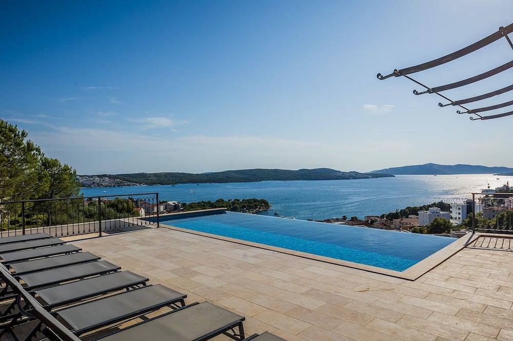 Large villa, stunning view, walking distance down town Trogir, 20 person+ event in Trogir, Ciovo