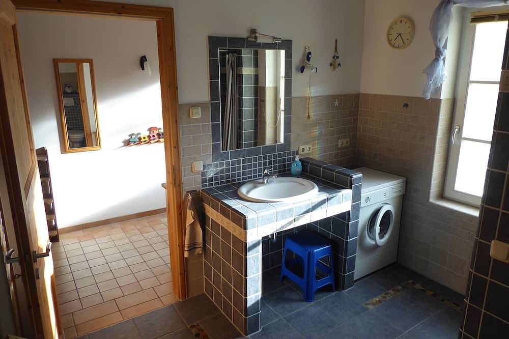 Ganze Wohnung, Ferienwohnung Ostseewald: idyllische Lage, Strand 7km, nahe Karls Erlebnishof! in Wiethagen, Rostock