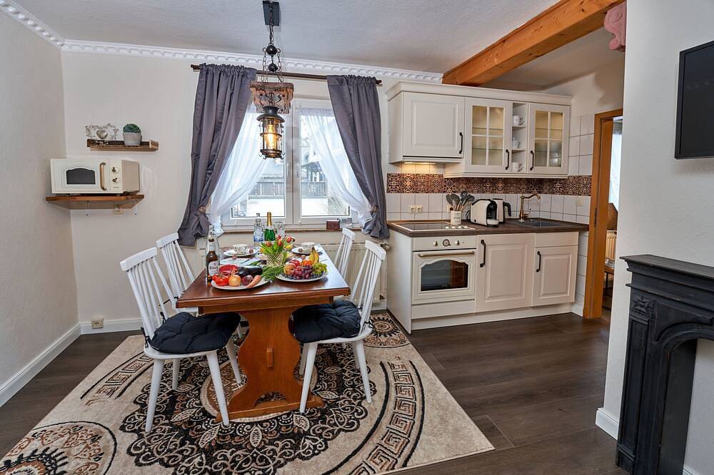 Ganze Wohnung, Eifelstube mit Charme - für 2-4 Pers. am See u. Burgruine nahe Mosel Nürburgring in Ulmen, Cochem-Zell