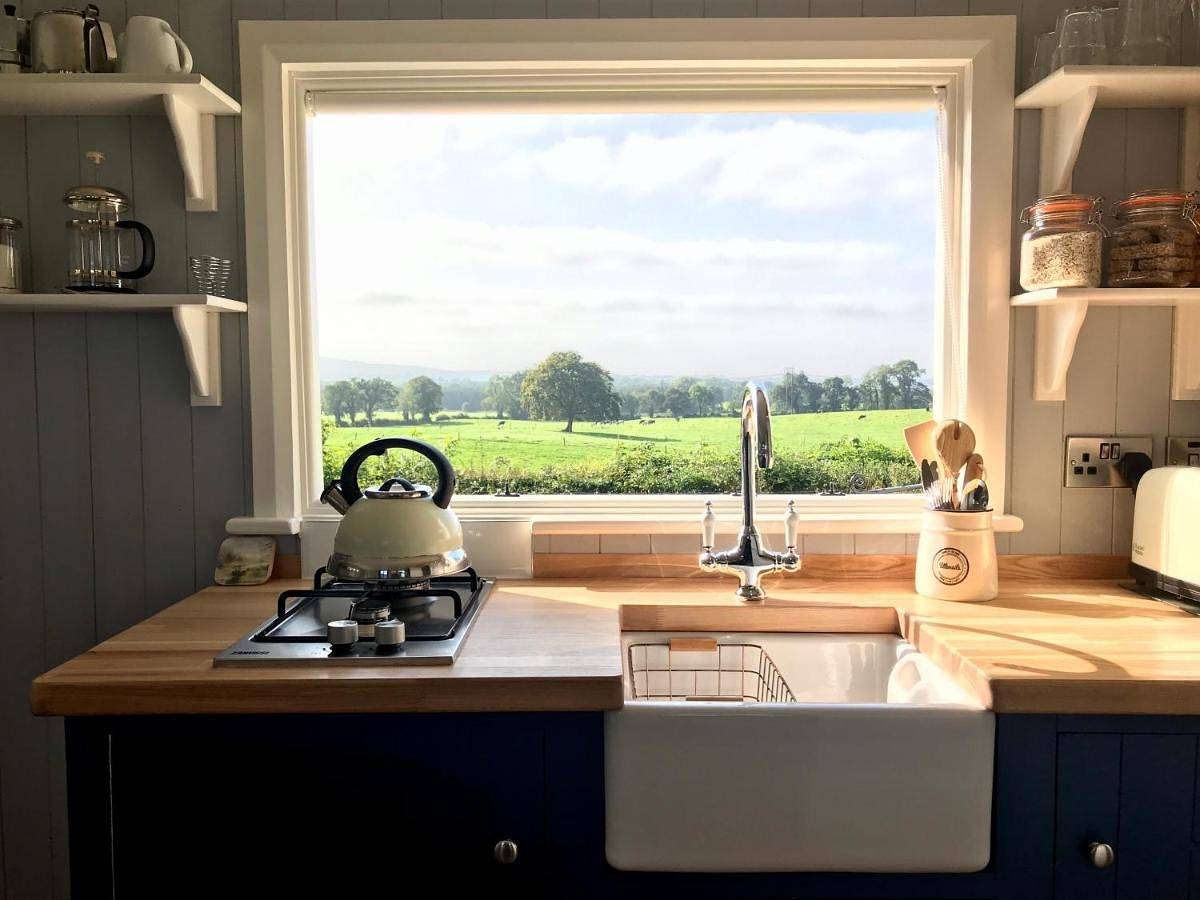 Sheelin Huts Blue, Hot-tub available From 1st April until 1st November in Ballymachugh ED, County Cavan