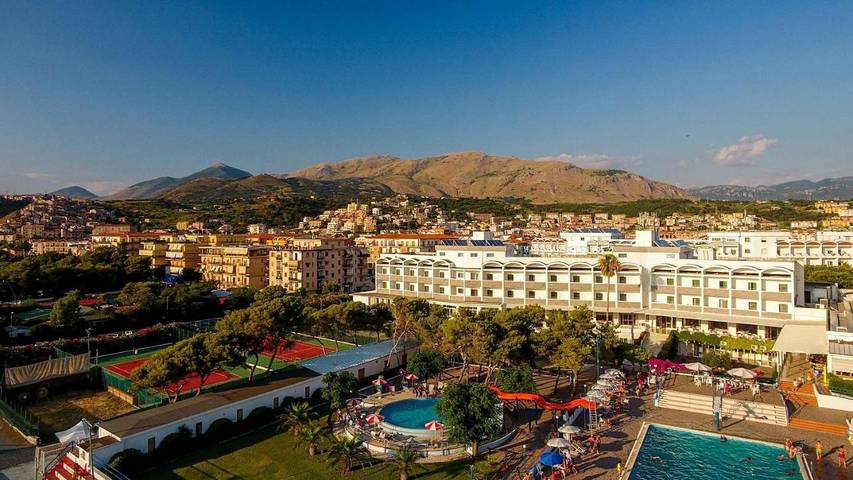 Station pour 4 personnes, avec bassin pour enfant et jardin ainsi que vue et piscine, animaux acceptés à Scalea - 2