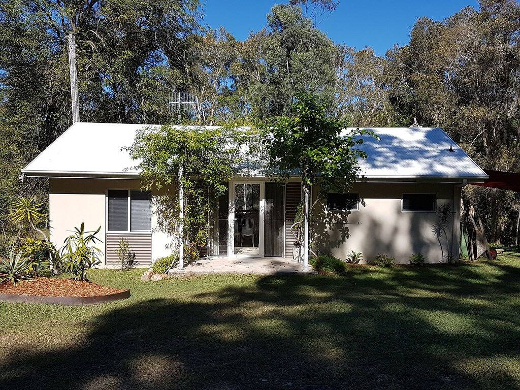 Noosa-Flussuferhäuschen in der australischen Buscheinstellung in Noosa