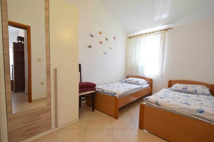 Ferienhaus Pere mit Terrasse in Malinska-Dubašnica, Krk