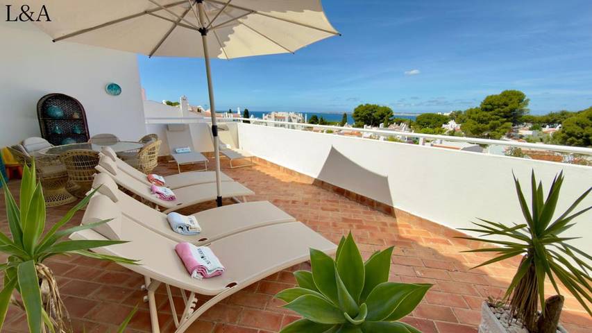 Apartamento de férias para 9 pessoas, com vista e piscina e ainda jardim em Praia da Prainha