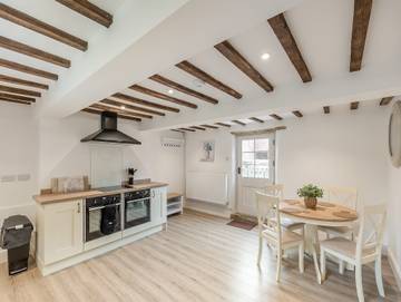 Cabin for 8 Guests in Southwell, Nottinghamshire, Picture 4