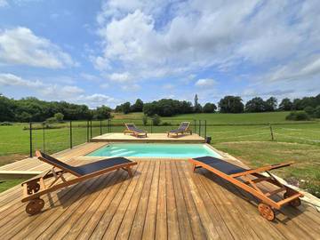 Gîte pour 4 personnes, avec terrasse ainsi que piscine et jardin à Chavagnac