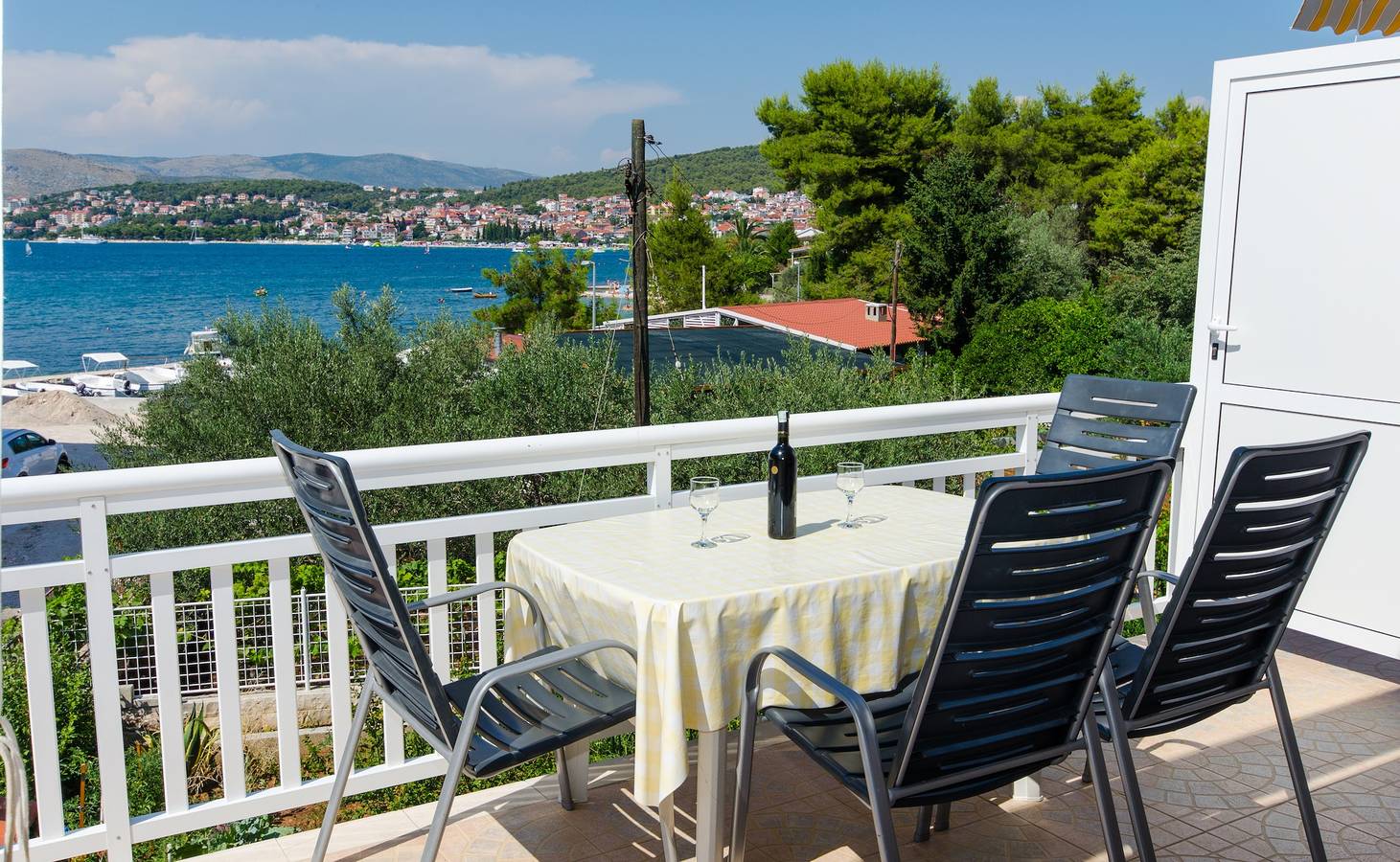 Ganze Wohnung, 1-Zimmer-Ferienwohnung mit Terrasse und Meerblick Okrug Gornji, Ciovo A-8440-c in Okrug Gornji, Ciovo