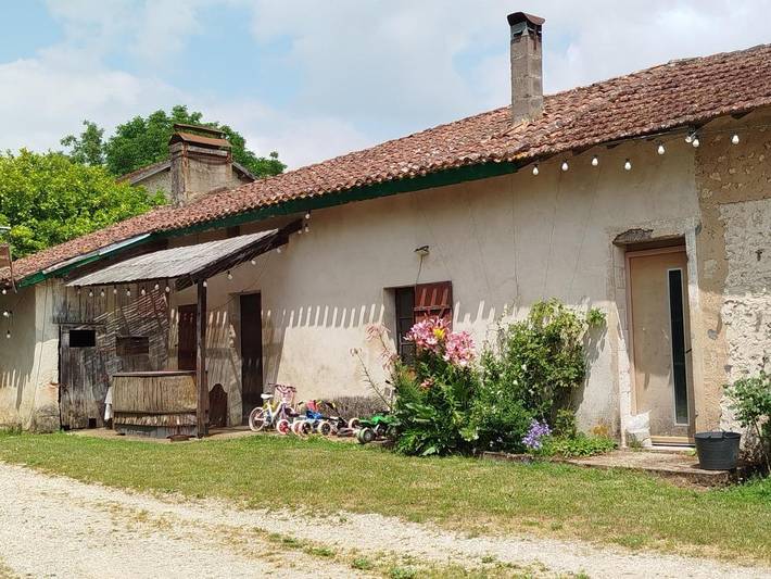 Gîte pour 2 personnes, avec Terrasse ainsi que Jardin et Vue à Agonac