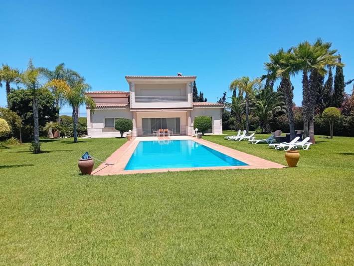 Villa pour 9 personnes, avec terrasse et sauna ainsi que piscine et vue
