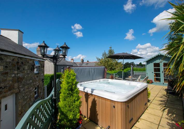 Holiday rental for 3 people, with terrace and garden as well as hot tub, with pets in Llanbedrog