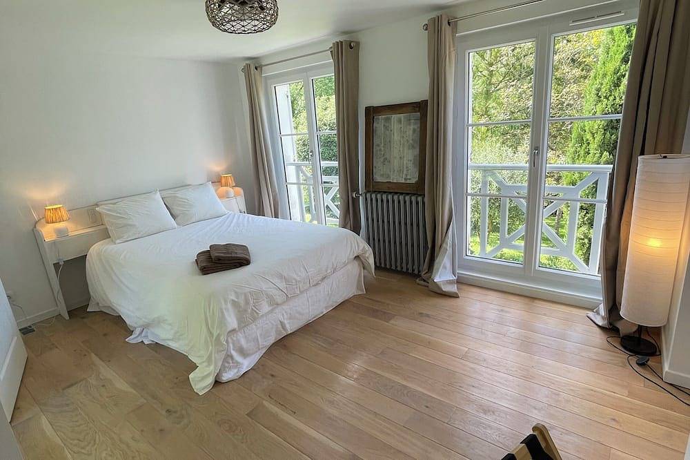 Belle maison de campagne au bord de l'Aisne dans un grand jardin au calme in Fontenoy, Aisne