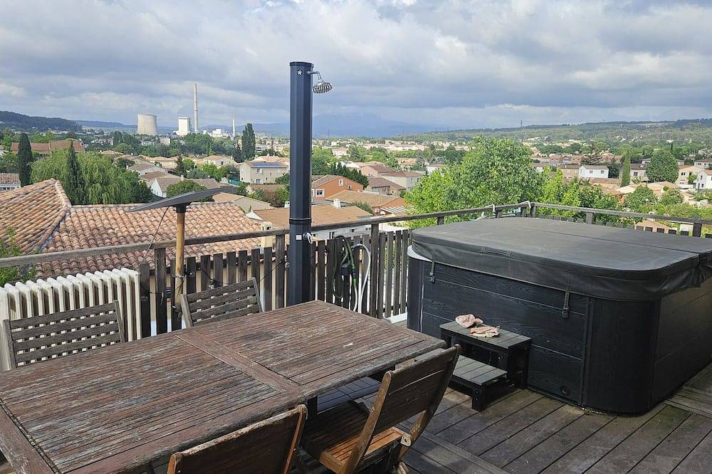 Entire apartment, Apartment-Apartment-Ensuite with bath and shower-Countryside view in Gardanne, Mediterranean Coast (France)