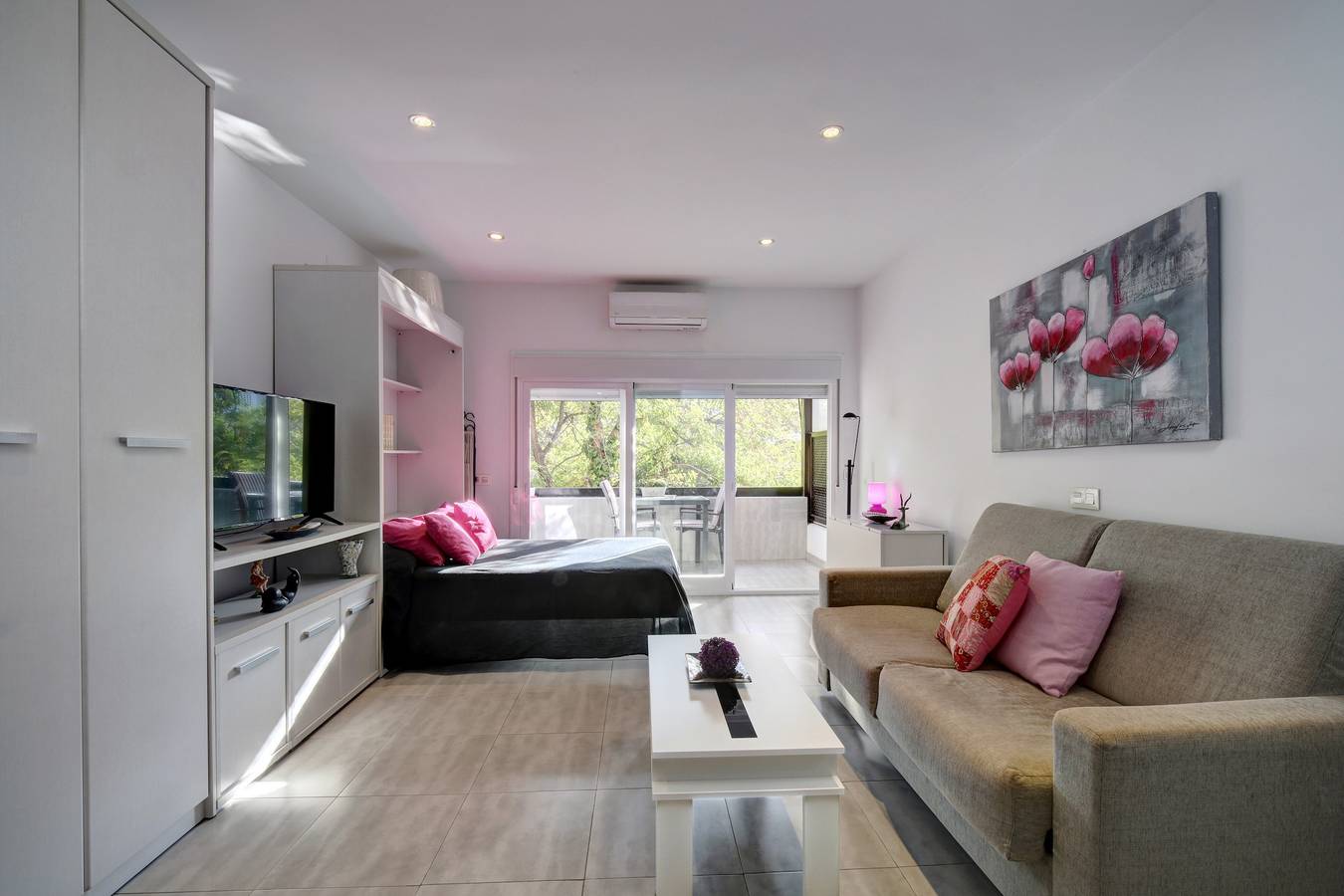Entire apartment, Apartment 'Right in The Golden Mile 200 Metres' with Shared Pool, Wi-Fi and Air Conditioning in Marbella West, Marbella