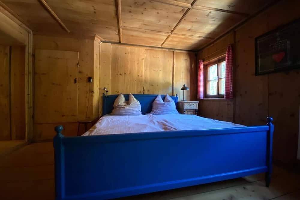 Komplettes Bauernhaus in Bergdorf, Tirol, Zugspitz Arena, Berwang, Skigebiet in Lechtaler Alpen, Außerfern