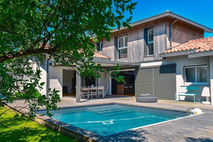 Ferienhaus für 13 Personen, mit Terrasse und Pool in Angresse
