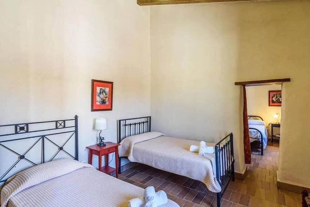 Rural house on a 22-hectare farm. Dehesa, Olivar, trails, swamp and animals in La Puebla de los Infantes, Sevilla Province