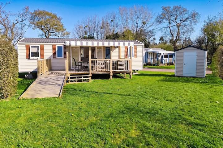 Location de vacances pour 8 personnes, avec Terrasse ainsi que Jardin et Piscine à Saint-Symphorien-le-Valois