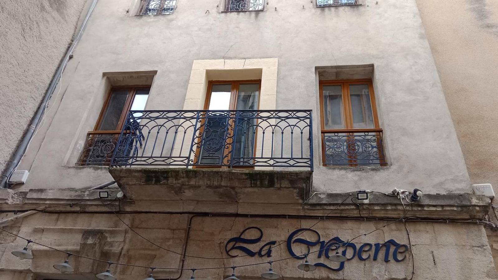 Entire apartment, City Center Forcalquier Apartment with Balcony in Forcalquier, Parc naturel régional du Luberon
