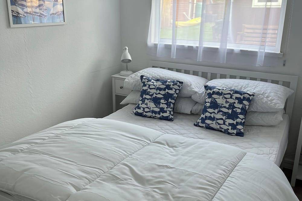Caswell Bay Beach Chalet, Gower. Perfect for families.  3 min. walk to beach. in Swansea region