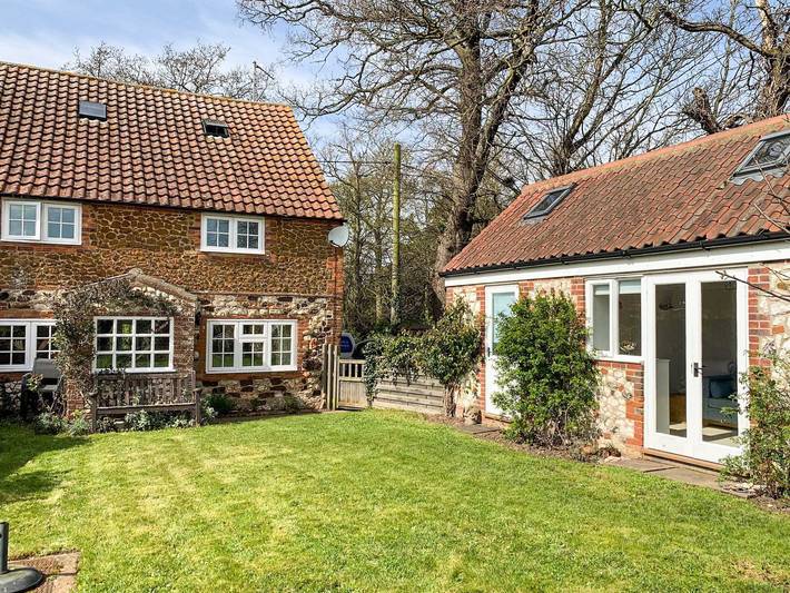 Cottage for 5 people, with garden, with pets in Holme-next-the-Sea