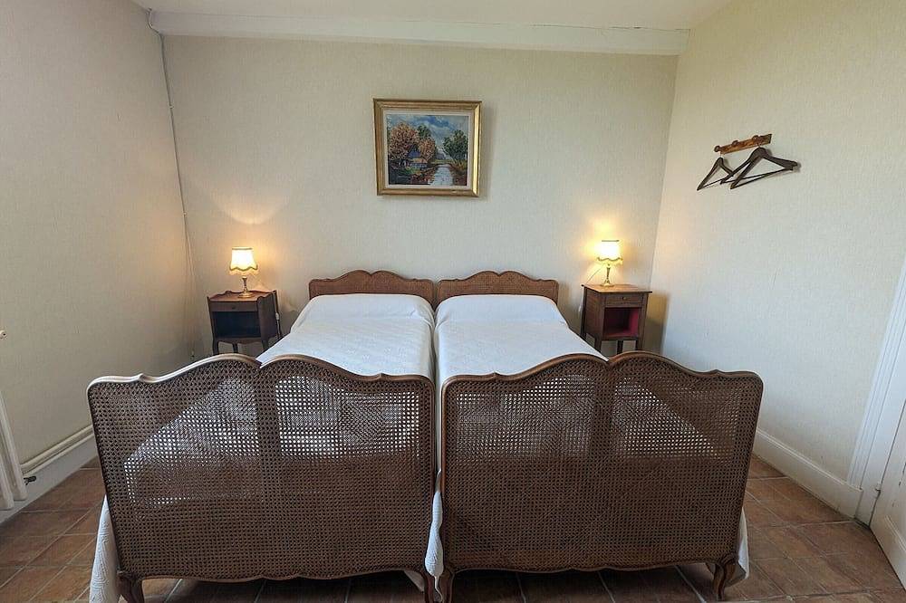 Charming Villa with Fireplace, Terrace, and Garden Near Montsaugeonnais Vineyards in Vaux-sous-Aubigny, Parc national de forêts