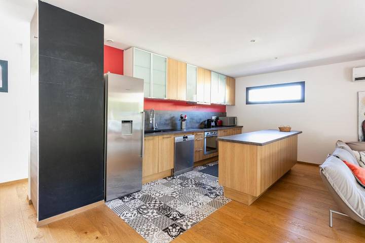 Location de vacances pour 7 personnes, avec piscine ainsi que vue et jardin à Villevieille - 4