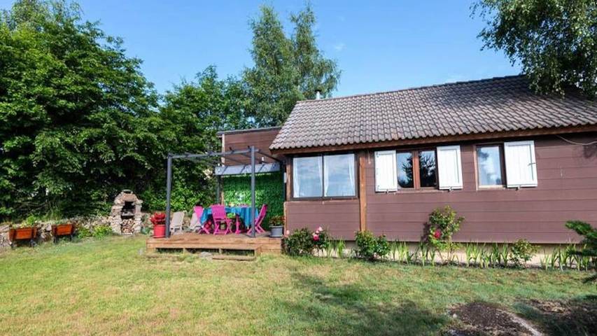 Gîte pour 5 personnes, avec jardin et piscine à Antrenas