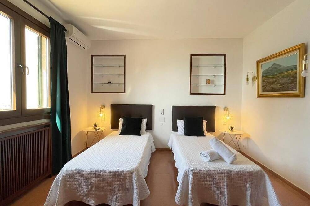 Villa Kamok.   Family villa with oceanfront pool and direct access to the sea in El Arenal, Llucmajor