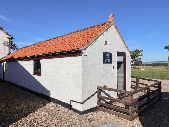 Cottage for 2 people, with hot tub and garden as well as pool, with pets in North Yorkshire