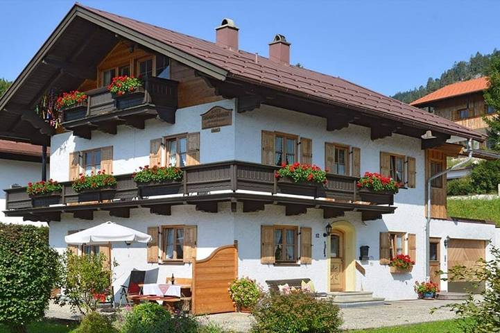 Entire apartment, Three-room vacation apartment (2) 60 square meters, large bathroom, separate bedroom, kitchen, balcony in Reit im Winkl, Bavarian Alps