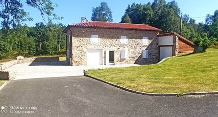 Gîte pour 11 personnes, avec jardin et terrasse, animaux acceptés dans Chalmazel-Jeansagnière
