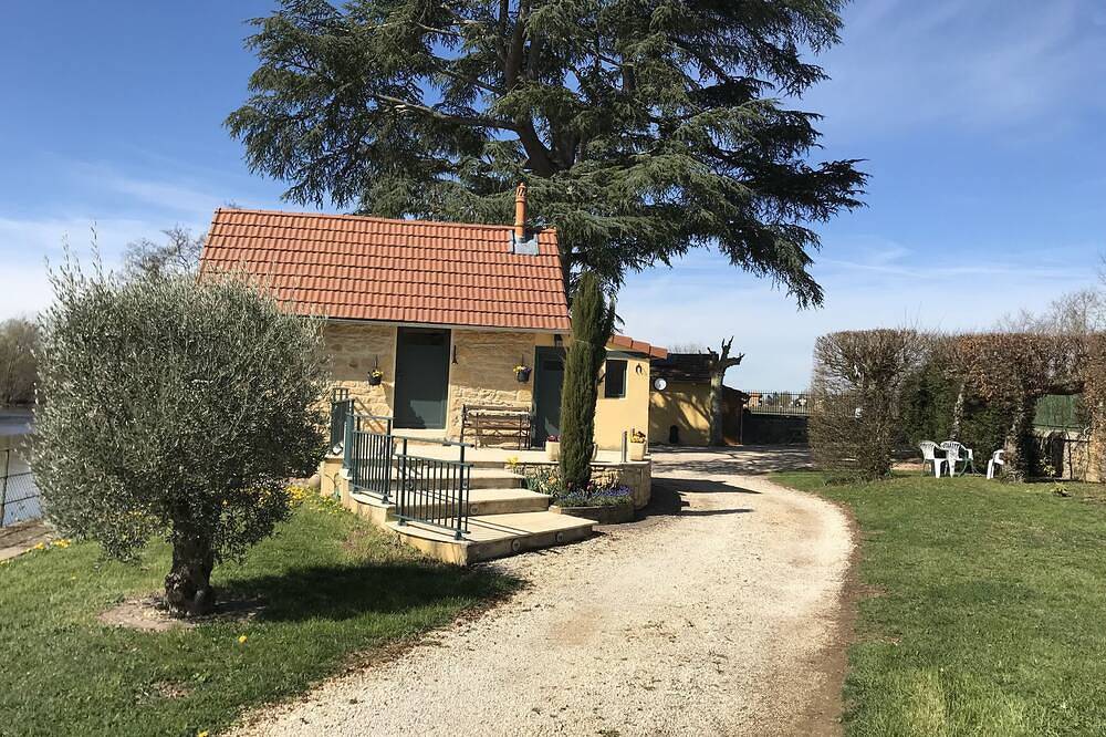 Ancienne cabane de pêcheur rénovée au bord de rivière sûr beau terrain clos. in Saint-Nizier-sous-Charlieu, Région de Roanne