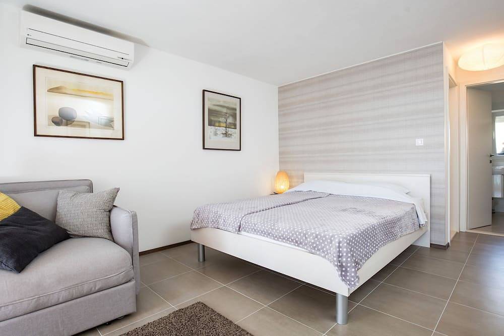 5-Sterne-Luxusvilla, herrliche Aussicht, 50 m vom Strand, beheizter Pool, Whirlpool in Seget Vranjica, Split-Dalmatien