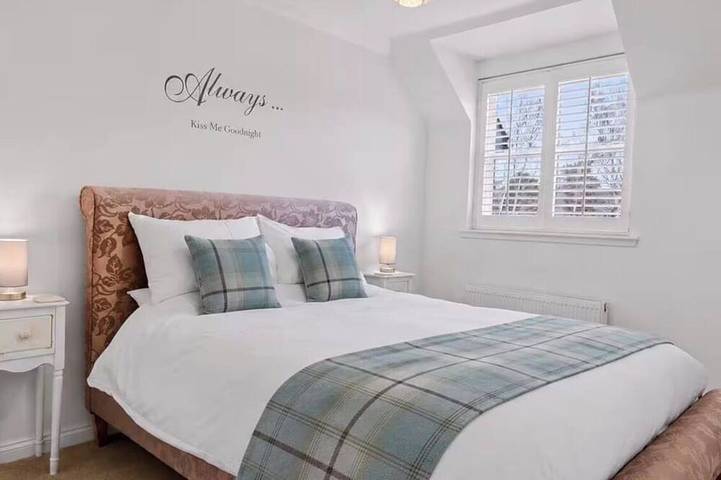 Glenmore Lodge | Luxury Braemar Highland Retreat | Walk to Village | Sleeps 6 in Braemar, Cairngorms National Park