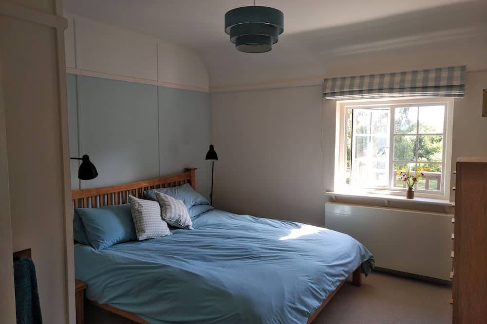 5-bed house: pool, tennis court, walk to beach, 10 acres in Shalfleet, Isla de Wight