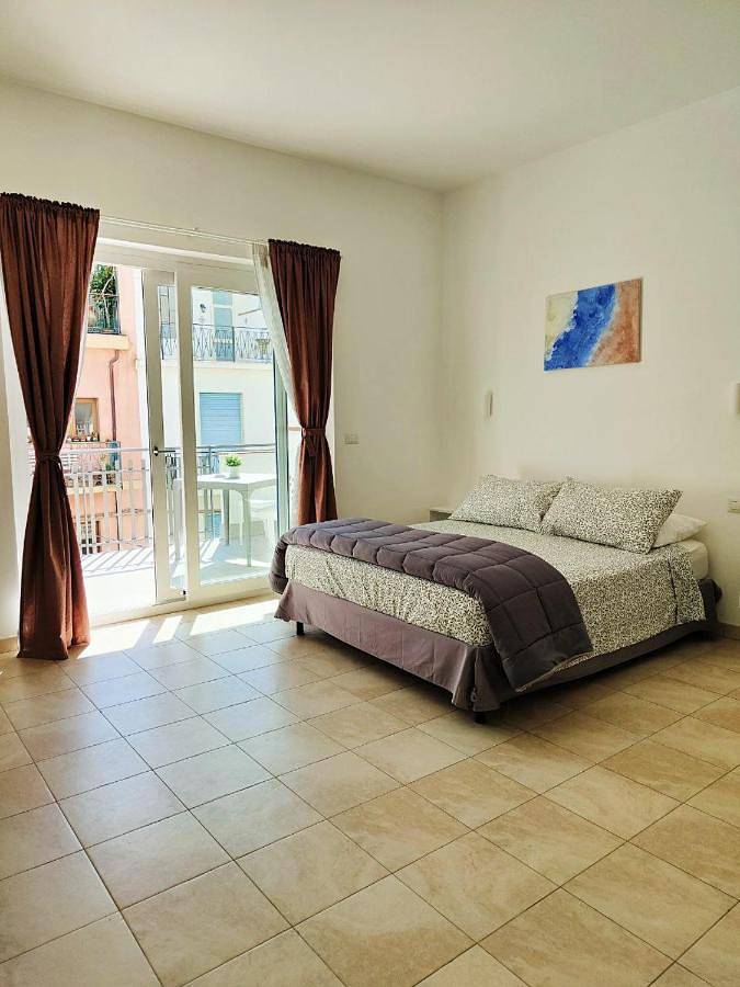 B&b per 3 persone, con Balcone e Terrazza nonché Panorama a Letojanni