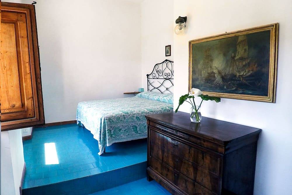 Villa 50 Meter Meer entfernt, privat Garten, Parkplatz, Klimaanlage, 5G-Internet in Cala di Mola, Naregno