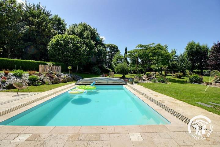 Gîte pour 4 personnes, avec jardin et piscine